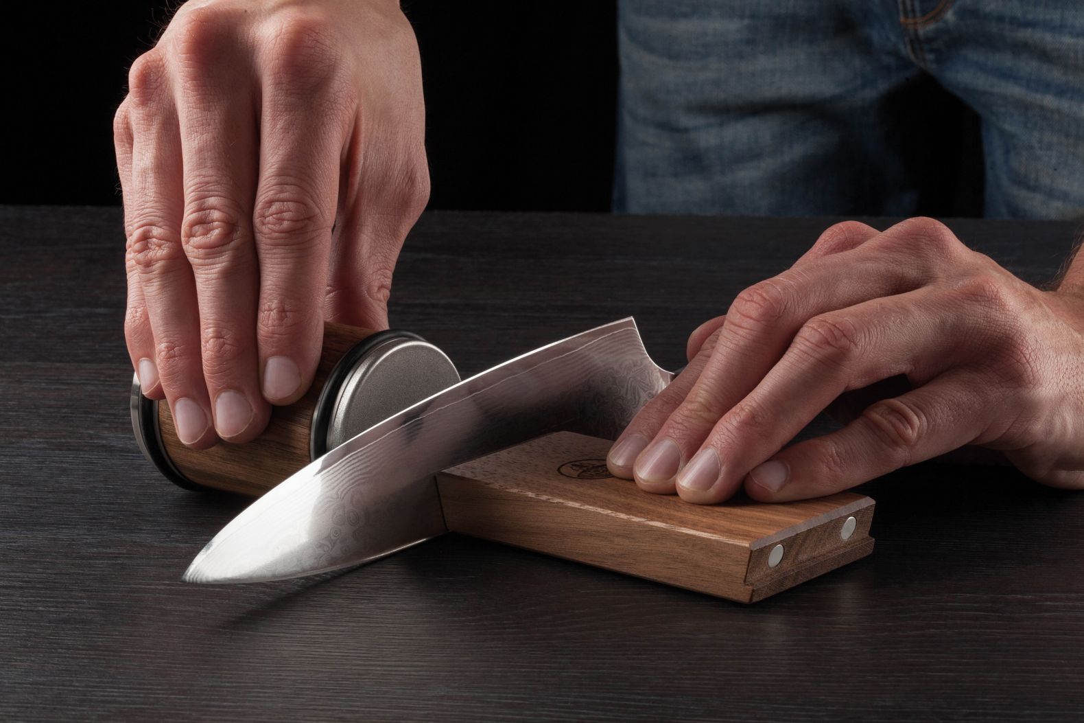 Messer wird auf dem Tisch geschliffen