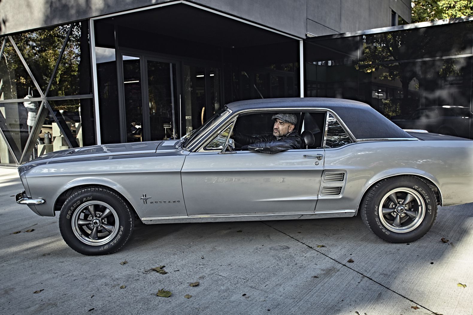 Mann in Ford Mustang