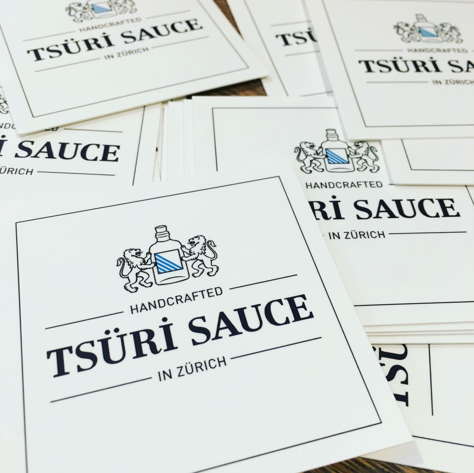 Nahaufnahme verschiedener Tsüri Sauce Flyer