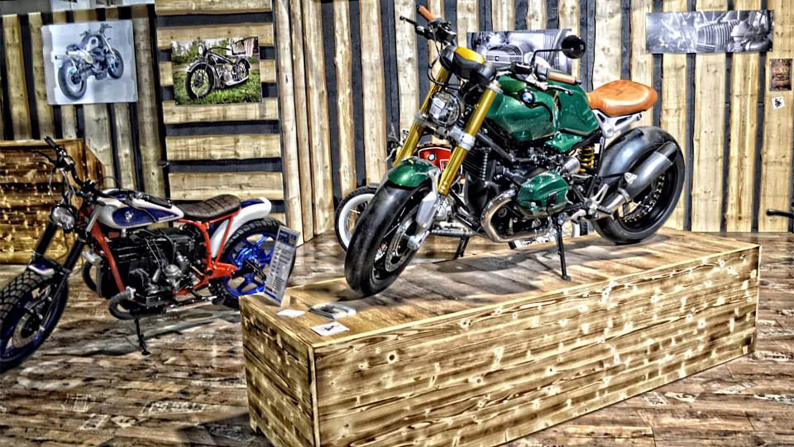 Motorräder auf Messestand aus Holz