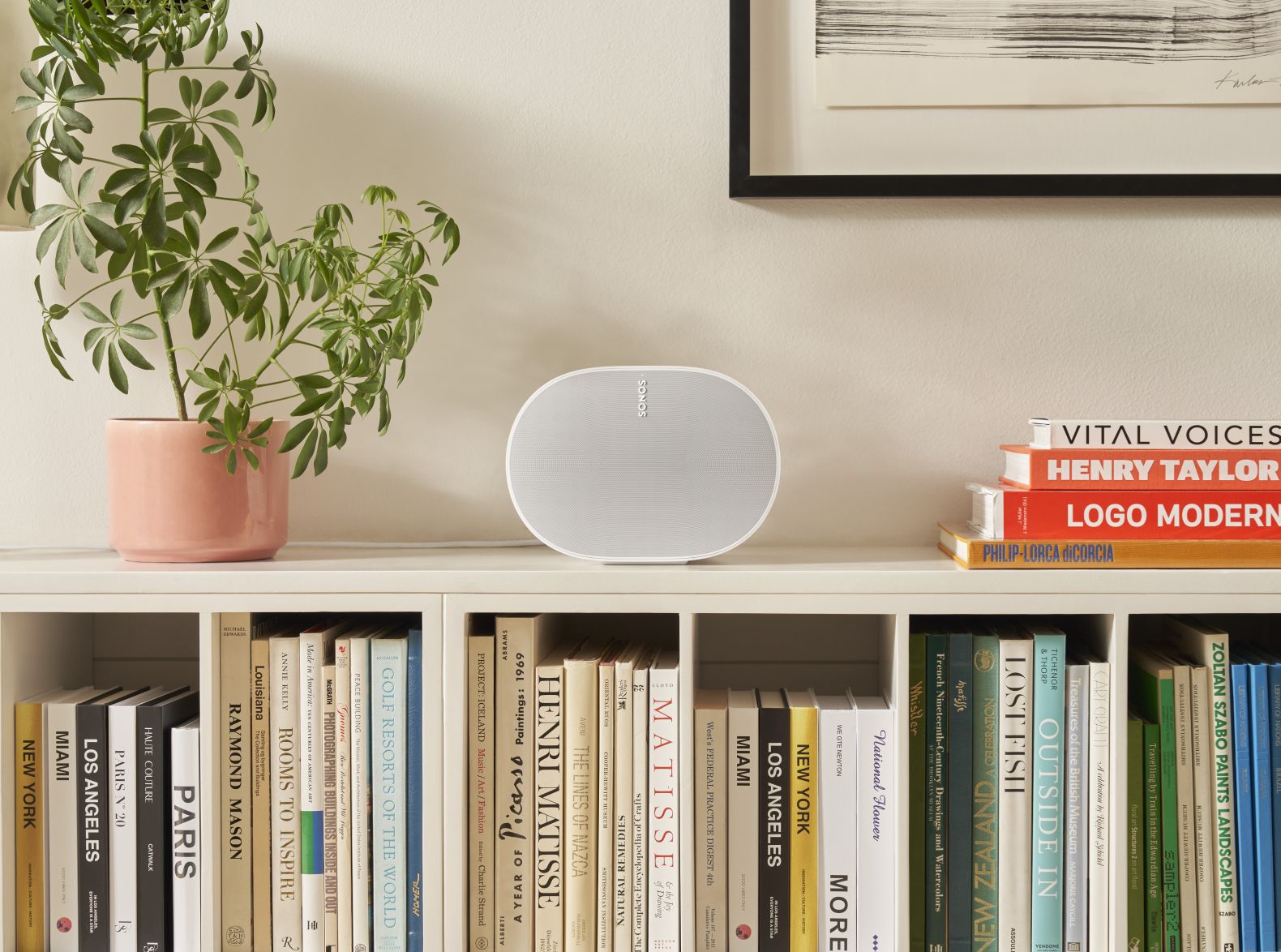 Sonos_OptimoEvergreen_Optimo2_WhiteShelf_08252022_0364_v02_HR.jpg