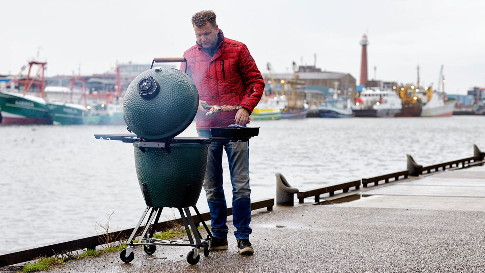Big Green Egg Grill am Hafen grillieren