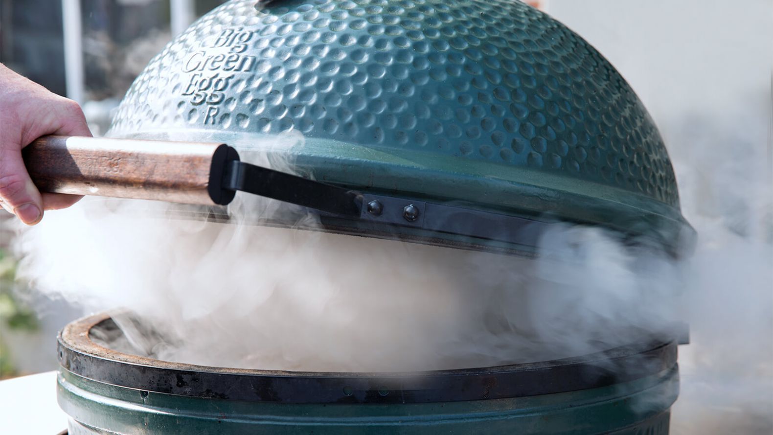 Big Green Egg am grillen mit Rauch